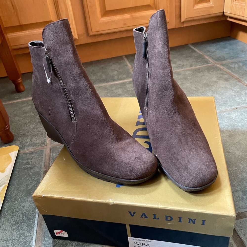 Valdini Kara Women's Suede Ankle Booties - Rich Brown NIB Sz 8.5
